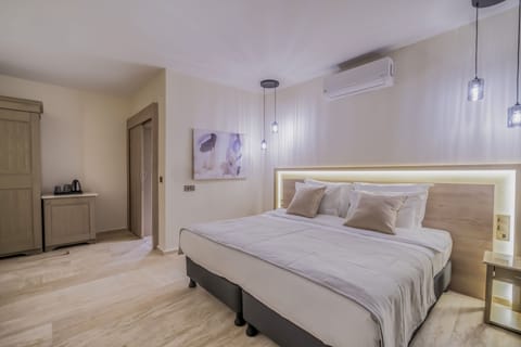 Deluxe Room, 1 Queen Bed, Terrace | Minibar, in-room safe, free WiFi, bed sheets