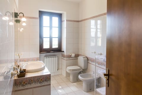 Shower, free toiletries, hair dryer, bidet