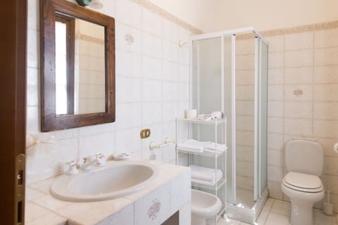 Standard Double Room | Bathroom | Shower, free toiletries, hair dryer, bidet