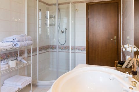 Standard Double Room | Bathroom shower