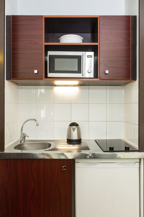 Fridge, microwave, stovetop, coffee/tea maker