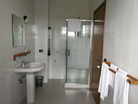 Comfort Quadruple Room, Multiple Beds, Private Bathroom, Mountainside | Bathroom | Free toiletries, towels