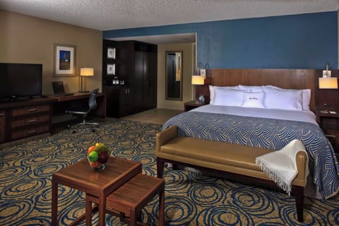 King Jr Suite | Premium bedding, pillowtop beds, in-room safe, desk