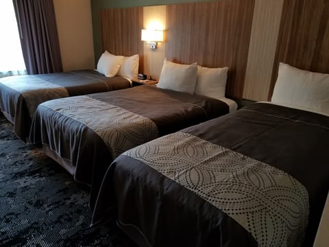 Family Triple Room | Premium bedding, desk, blackout drapes, iron/ironing board