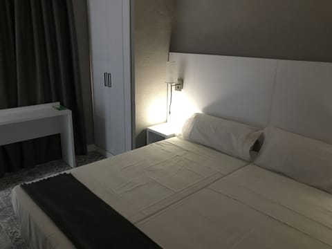 Double Room | Desk, free WiFi, bed sheets