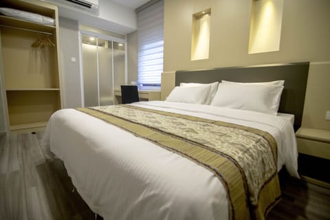 Deluxe Double Room, 1 King Bed | Desk, iron/ironing board, free WiFi, bed sheets