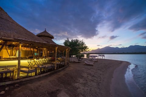 Breakfast, lunch, dinner served; international cuisine