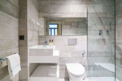 Classic Suite | Bathroom | Shower, free toiletries, hair dryer, towels
