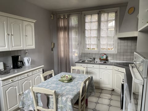 Comfort Cottage, Ensuite, Garden View | Private kitchen