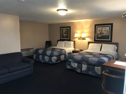 Family Suite | Blackout drapes, iron/ironing board, free WiFi, bed sheets