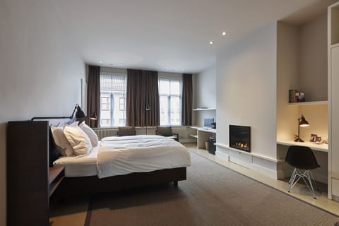 Premium bedding, down comforters, minibar, desk