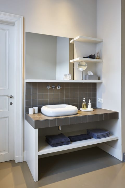 Premium bedding, down comforters, minibar, desk