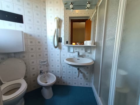 Classic Single Room | Bathroom | Shower, free toiletries, hair dryer, bathrobes