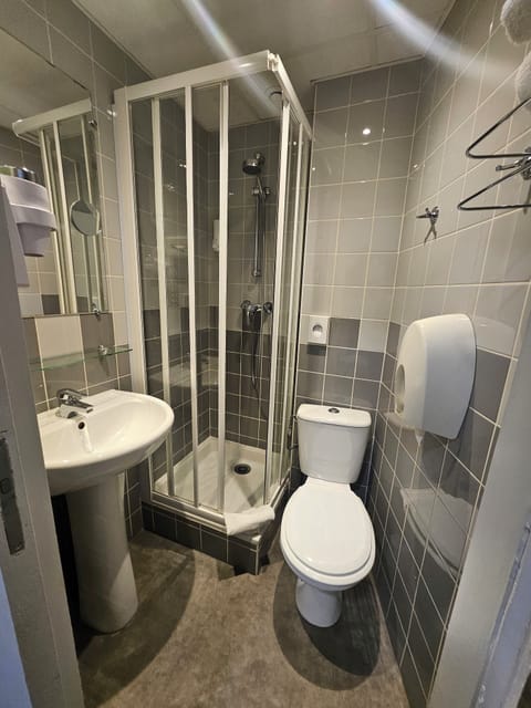 Traditional Single Room | Bathroom | Shower, hair dryer, towels