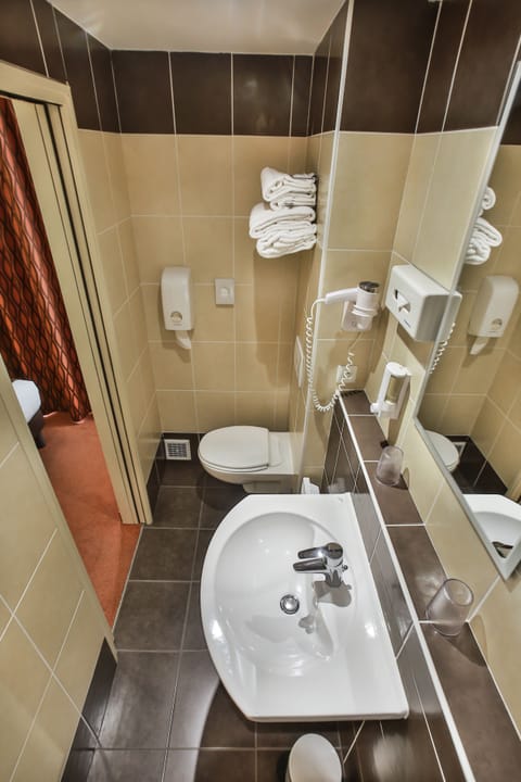 Superior Twin Room (Climatisée) | Bathroom | Shower, hair dryer, towels