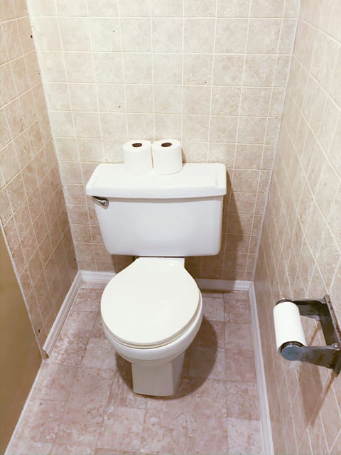 Combined shower/tub, free toiletries, towels