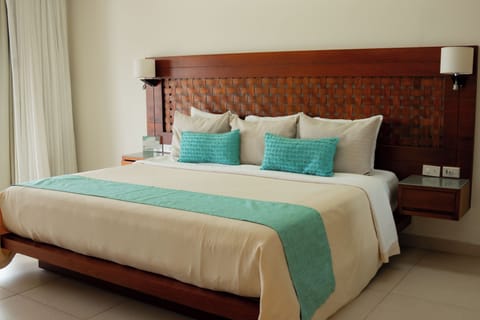 Deluxe Apartment | In-room safe, desk, laptop workspace, iron/ironing board