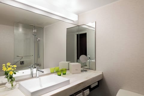 Superior Twin Room, 2 Twin Beds | Bathroom | Combined shower/tub, free toiletries, hair dryer, slippers