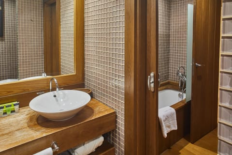 Junior Suite (Design Victorio & Lucchino) | Bathroom | Free toiletries, hair dryer, bidet, towels