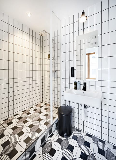 Studio Suite | Bathroom | Shower, eco-friendly toiletries