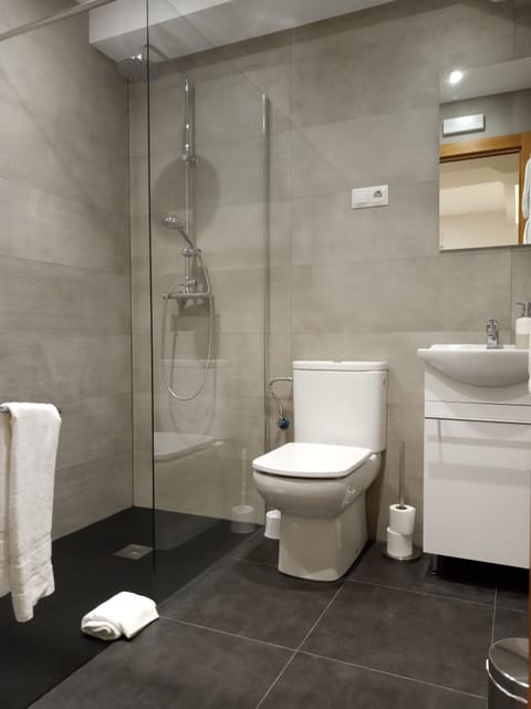 Triple Room | Bathroom | Shower, free toiletries, hair dryer, towels