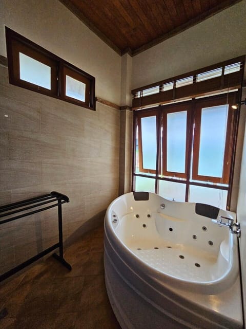 Villa Seaview | Bathroom | Shower, rainfall showerhead, free toiletries, hair dryer