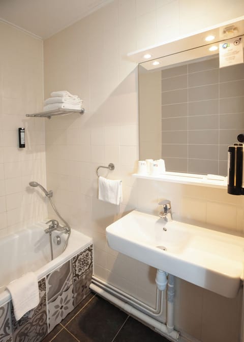 Basic Double or Twin Room | Bathroom | Free toiletries, towels, soap, shampoo