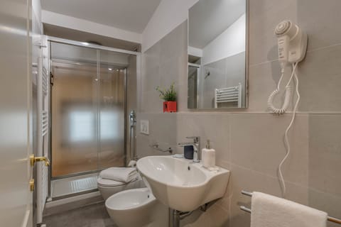 Business Room (Alberti) | Bathroom | Shower, rainfall showerhead, free toiletries, hair dryer