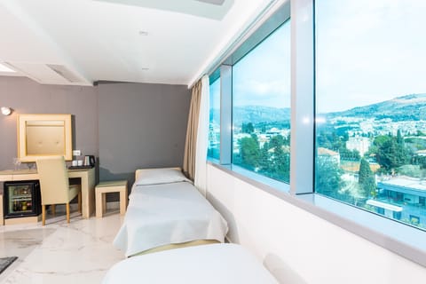 Family Room, Balcony, Park View | Hypo-allergenic bedding, minibar, in-room safe, desk