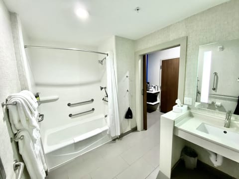 Standard Room, 1 King Bed, Accessible (Mobility Roll-In Shower) | Bathroom | Free toiletries, hair dryer, towels