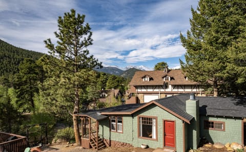 Large Cabin, Mountain Views, 2 Queen Bedroom, Kitchen | Terrace/patio