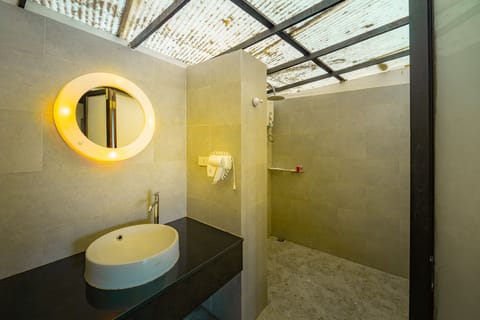 Baan Yong Yuth Buri (Beach Bungalow)  | Bathroom | Shower, free toiletries, hair dryer, bidet