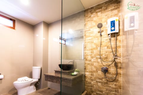 Deluxe Beach | Bathroom | Shower, free toiletries, hair dryer, towels