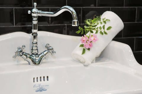 Deluxe Quadruple Room | Bathroom | Shower, free toiletries, hair dryer, bathrobes