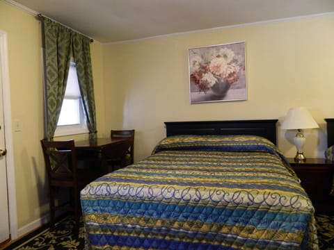 Room, 1 Queen Bed | Free WiFi, bed sheets