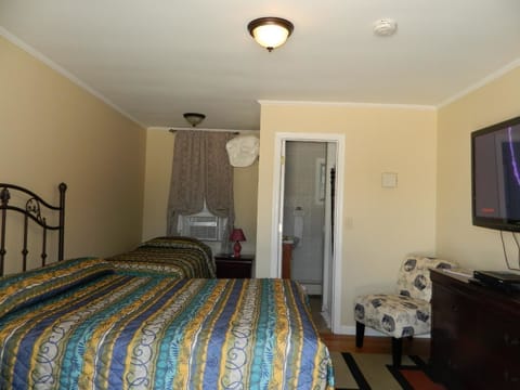 Room, 1 Queen & 1 Single Bed | Free WiFi, bed sheets