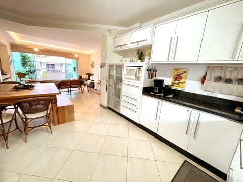 Deluxe Apartment, 3 Bedrooms, Balcony | Private kitchen | Fridge, microwave, oven, stovetop