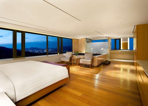 Deluxe Pool Namsan View | Premium bedding, minibar, in-room safe, individually decorated