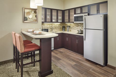 Full-size fridge, microwave, stovetop, dishwasher