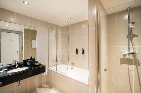 Suite with River View | Bathroom | Free toiletries, hair dryer, towels, soap