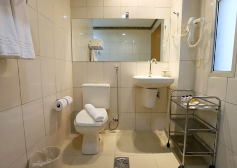 Apartamento Junior Triplo Twin | Bathroom | Shower, free toiletries, hair dryer, towels