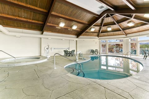 Indoor pool, seasonal outdoor pool, sun loungers