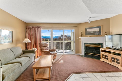 Deluxe Room, Mountain View | Living room | TV, DVD player