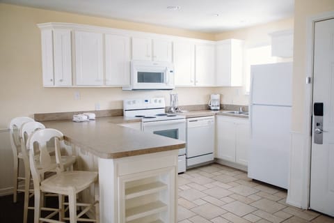 Grand Room, 2 Bedrooms | Private kitchen | Fridge, microwave, oven, stovetop