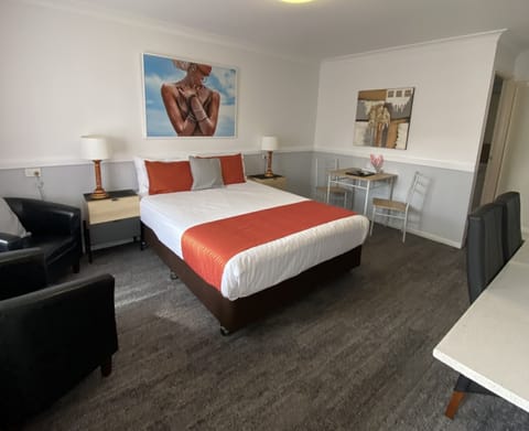 Queen Deluxe (Upstairs or Downstairs) | Desk, iron/ironing board, free WiFi, bed sheets