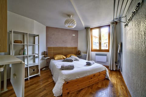 Standard Double Room, Ensuite, Mountain View