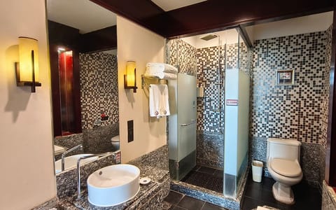 180 degrees Seaview Twin Room | Bathroom | Rainfall showerhead, free toiletries, hair dryer, bathrobes