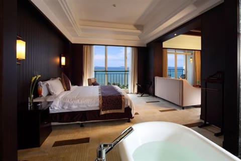 180 degrees superior sea view suite | Premium bedding, minibar, in-room safe, individually decorated