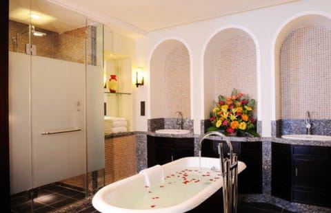 180 degrees superior sea view suite | Bathroom | Rainfall showerhead, free toiletries, hair dryer, bathrobes