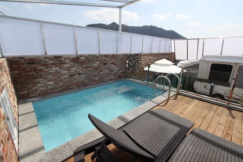 Premium Suite | Outdoor pool